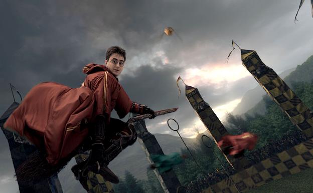 Harry en la escoba jugando a quidditch